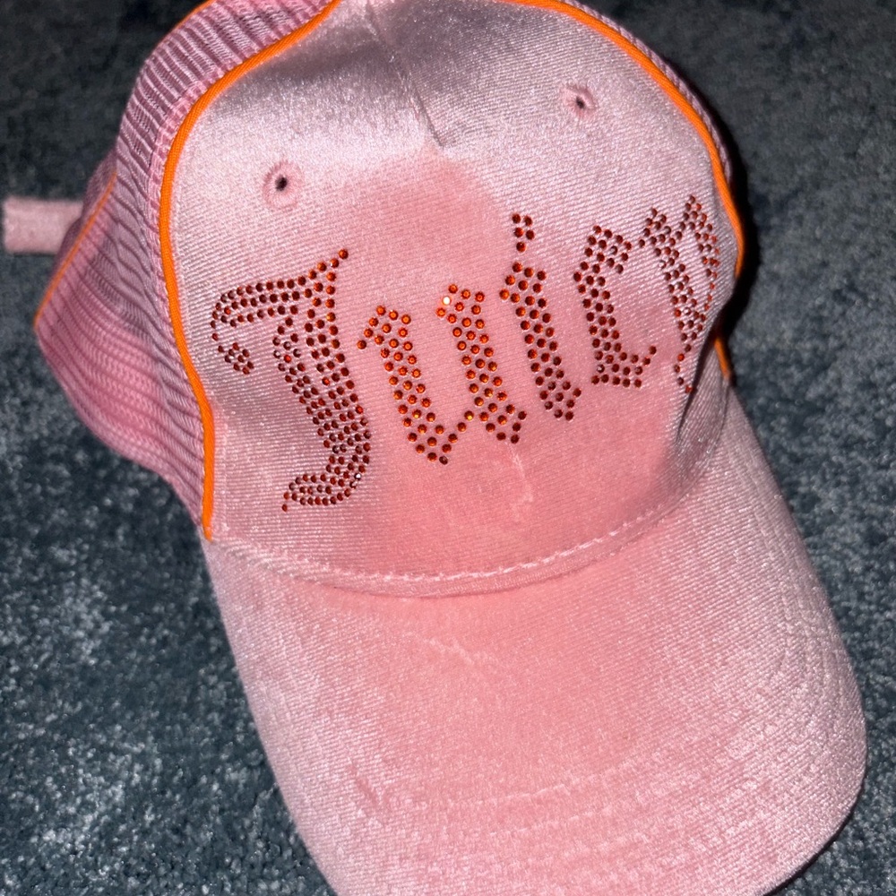 💋 NWOT Urban Outfitters x Juicy Couture Trucker Hat 💄